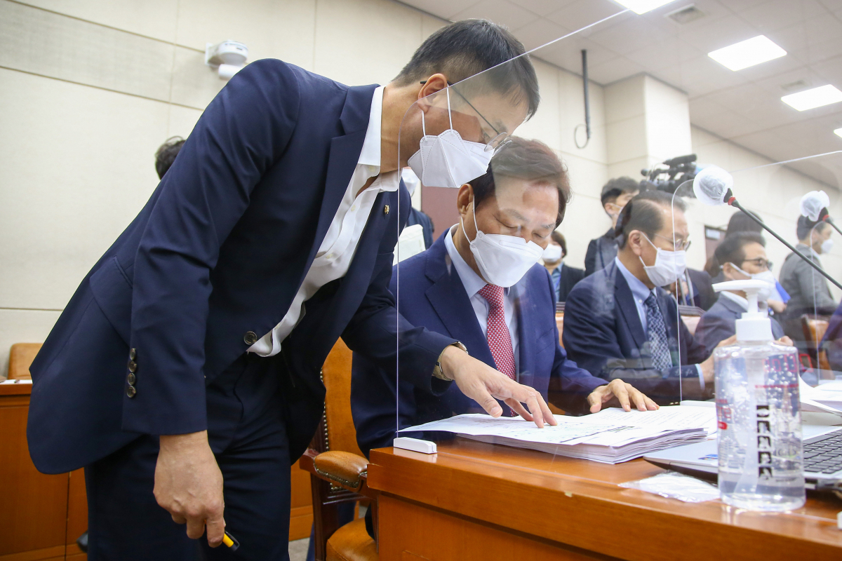 ▲한병도 더불어민주당 간사(왼쪽)와 박완수 국민의힘 간사가 서울 여의도 국회에서 열린 행정안전위원회 전체회의에서 대화하고 있다.  (뉴시스)