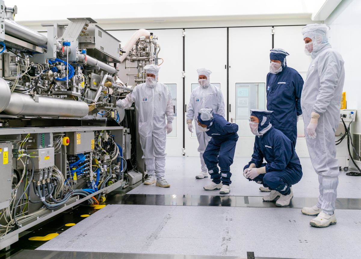 ▲이재용 삼성전자 부회장이 13일(현지 시간) 네덜란드 에인트호번에 위치한 ASML 본사를 찾아 EUV 장비를 살펴보는 모습 (사진제공=삼성전자)