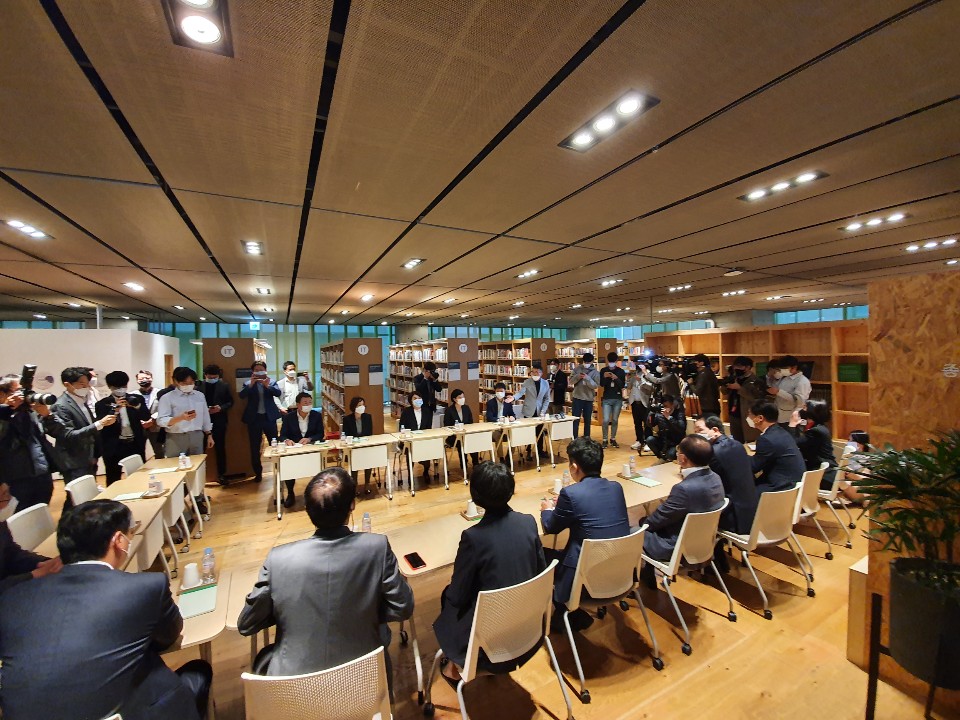 ▲네이버 본사를 방문한 국민의힘 의원들과 네이버 관계자들이 만남을 갖고 있다.  (조성준 기자 tiatio@)