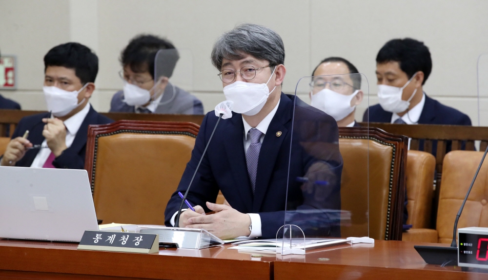 ▲강신욱 통계청장이 14일 국회 기획재정위원회에서 열린 관세청, 조달청, 통계청 등 국정감사에서 답변하고 있다. (연합뉴스)