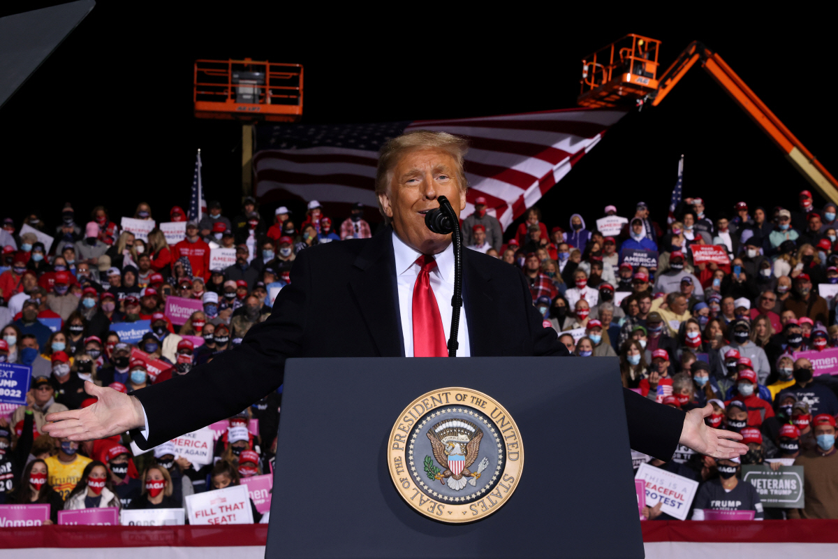 ▲도널드 트럼프 미국 대통령이 13일(현지시간) 펜실베이니아주 존스타운에서 선거 유세를 하고 있다. 존스타운/로이터연합뉴스 
