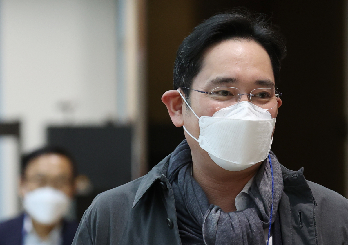 ▲<YONHAP PHOTO-2945> 귀국하는 이재용 부회장 (서울=연합뉴스) 홍해인 기자 = 유럽 출장을 마친 이재용 삼성전자 부회장이 14일 오전 서울 강서구 김포비즈니스항공센터를 통해 귀국하고 있다. 2020.10.14 hihong@yna.co.kr/2020-10-14 10:28:28/<저작권자 ⓒ 1980-2020 ㈜연합뉴스. 무단 전재 재배포 금지.>