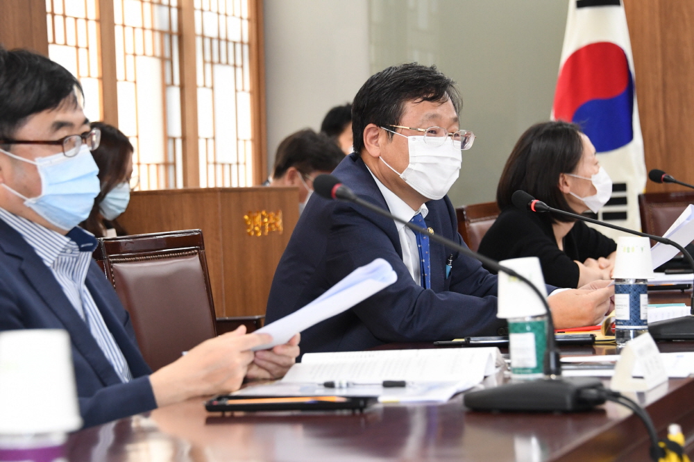 ▲안일환 기획재정부 2차관이 10월 14일 서울 광화문 정부서울청사에서 열린 '공공기관 투자집행점검회의'를 주재, 모두발언을 하고 있다. (사진제공=기획재정부)