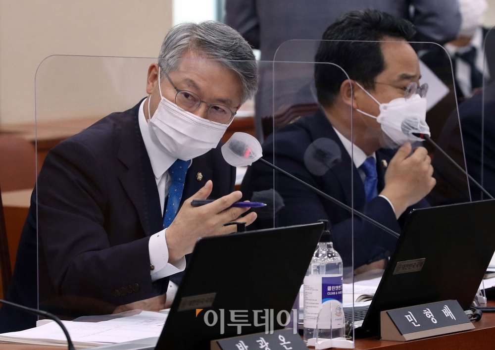 ▲민형배 더불어민주당 의원이 13일 서울 여의도 국회에서 열린 정무위원회의 금융감독원에 대한 국정감사에서 질의를 하고 있다. 신태현 기자 holjjak@ (이투데이DB)