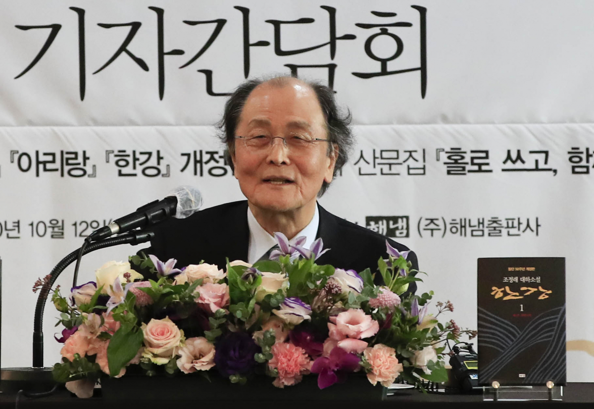 ▲조정래 작가가 12일 오전 서울 중구 한국프레스센터에서 열린 '한국 문학의 거대한 산맥 조정래 작가 등단 50주년 기자간담회'에 참석해 발언하고 있다. (뉴시스)