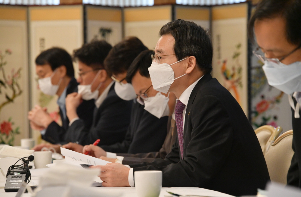 ▲김용범 기획재정부 1차관이 10월 15일 서울 광화문 정부서울청사에서 열린 '제28차 혁신성장 전략점검회의 겸 정책점검회의 겸 제11차 물가관계차관회의 겸 제1차 한국판 뉴딜 점검 TF회의'를 주재, 모두발언을 하고 있다. (사진제공=기획재정부)