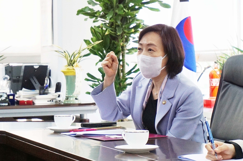▲김경선 여성가족부 차관이 지난달 22일 오후 서울 여의도 한국노총을 방문해 여성 노동 문제와 협력 방안에 대해 이야기를 나누고 있다. (사진제공=여성가족부)