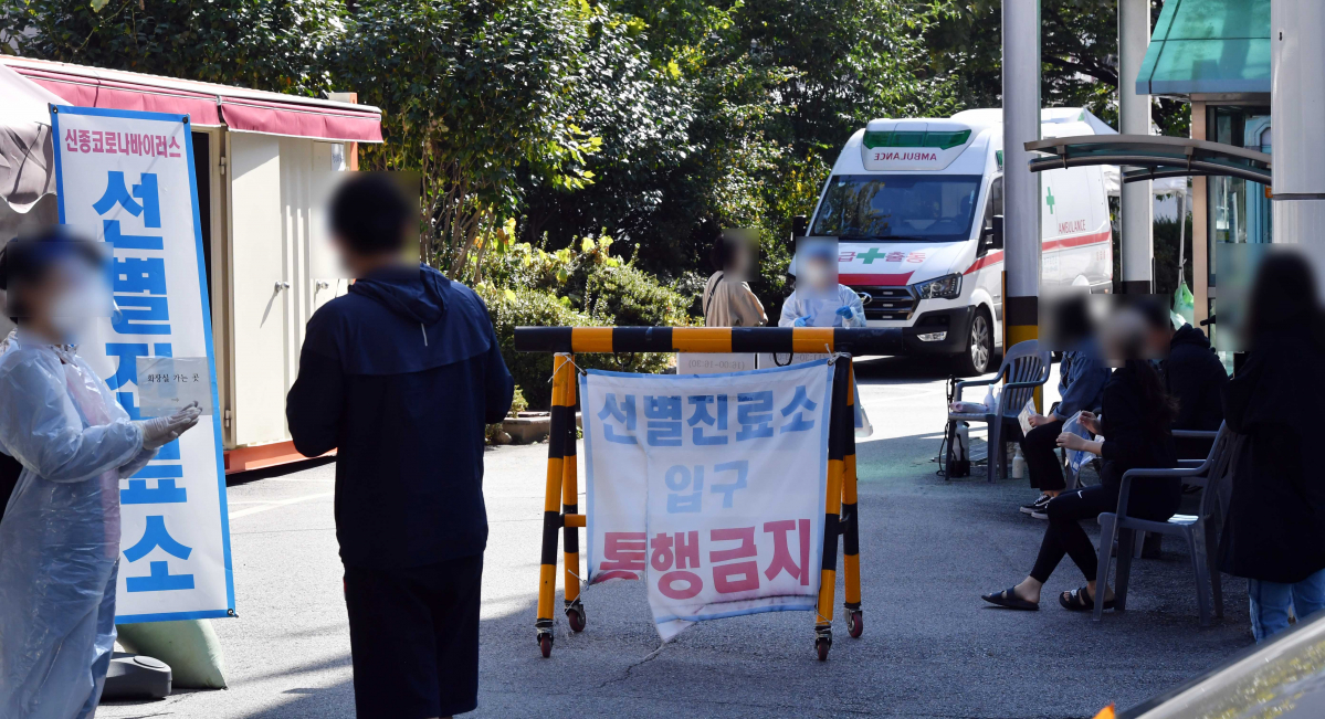 ▲신종 코로나바이러스감염증(코로나19) 진단검사를 받기 위해 차례를 기다리고 있는 시민들의 모습.  (사잔제공=뉴시스)