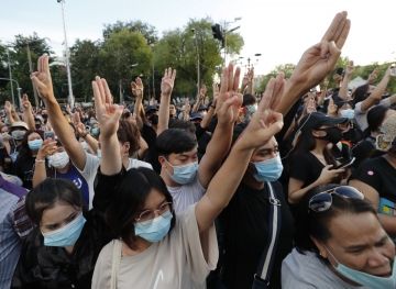 ▲태국 반정부 시위대가 14일(현지시간) 수도 방콕 도심에 모여 시위대의 상징인 ‘세 손가락 경례’를 하고 있다. 방콕/AP연합뉴스

