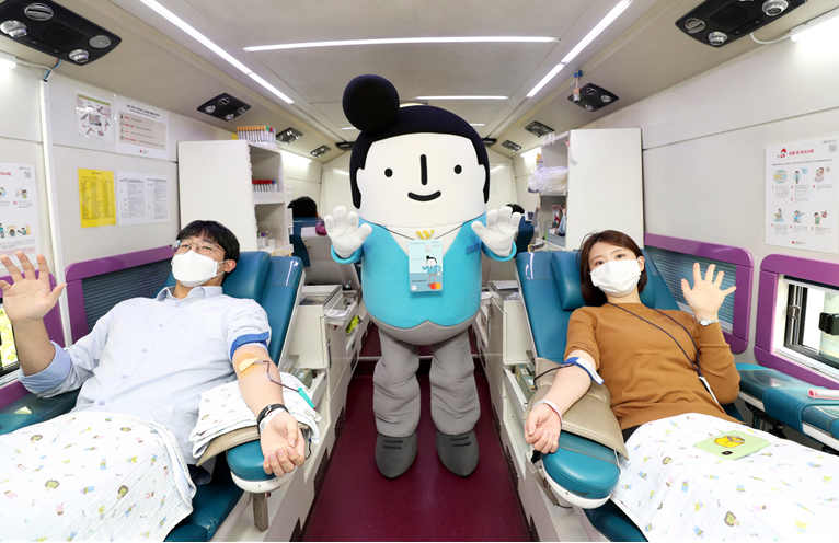 ▲대우건설은 본사와 국내 현장 임직원이 참여하는 ‘2020 대우가족 헌혈캠페인’을 오는 16일까지 진행한다. 사진은 헌혈버스 단체헌혈에 참여하는 대우건설 직원들의 모습.  (사진 제공=대우건설)