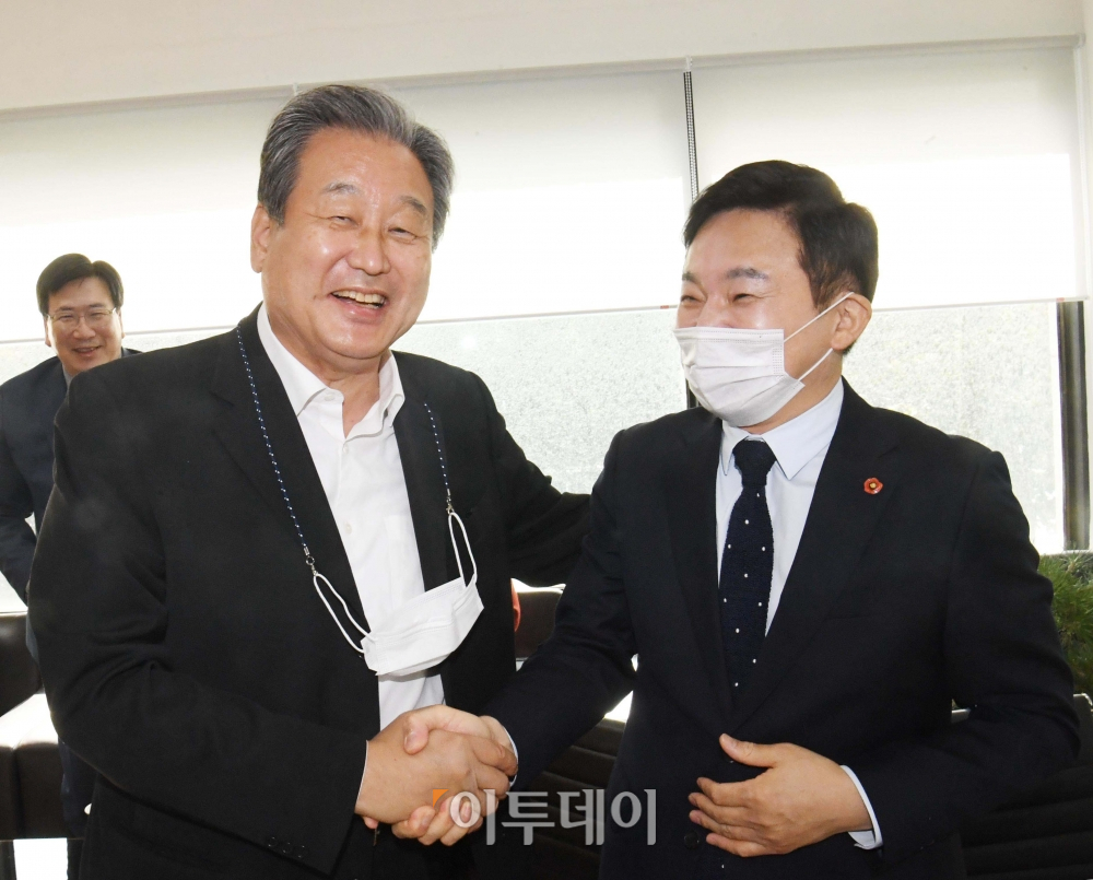 ▲원희룡 제주특별자치도지사가 15일 마포 현대빌딩에서 열린 김무성 전 새누리당(현 국민의힘) 대표가 이끄는 더 좋은 세상으로(마포포럼)에서 강연에 앞서 김 전 대표와 악수하고 있다. (신태현 기자 holjjak@)