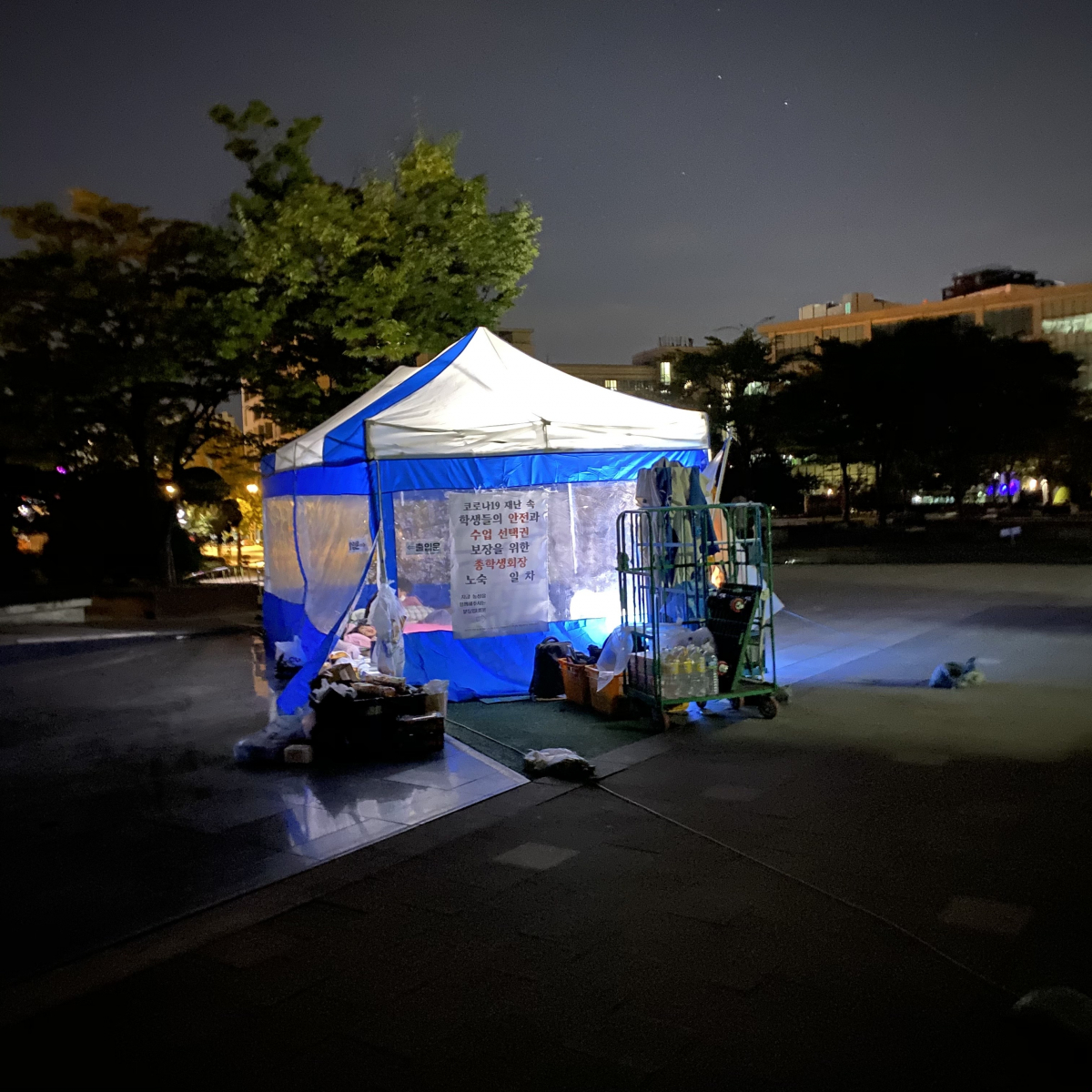 ▲한국외대 총학생회에서는 학교 측의 제한적 대면 수업 방침에 반발해 서울캠퍼스 본관 앞에서 노숙농성을 벌이고 있다. (사진제공=한국외국어대 서울캠퍼스 총학생회)