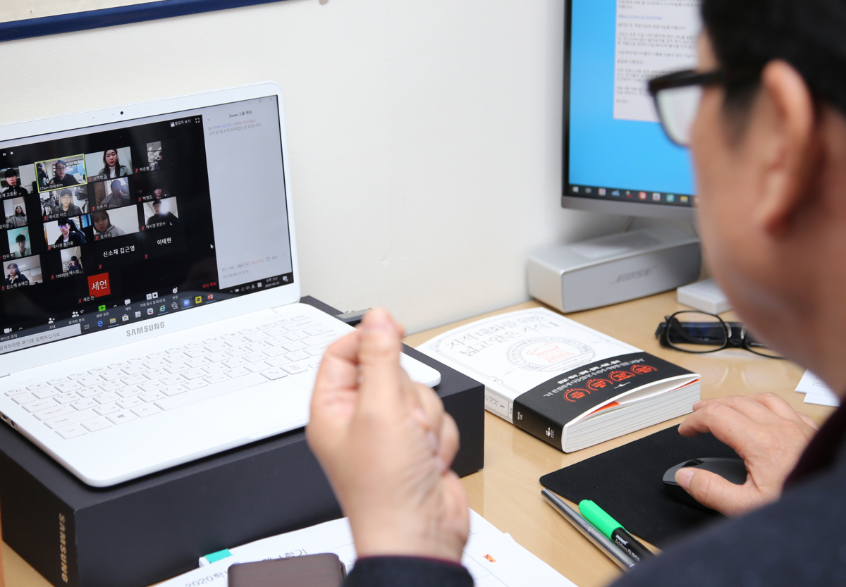 ▲동시송출 수업이 진행되는 한국외대 총학생회 측에서는 대면 혹은 비대면 수업을 학생들이 직접 선택하는 방식으로 진행하는 것을 요구하고 있다. 사진은 나주 동신대학교에서 동영상 라이브 교양 강의를 하는 모습. (뉴시스)