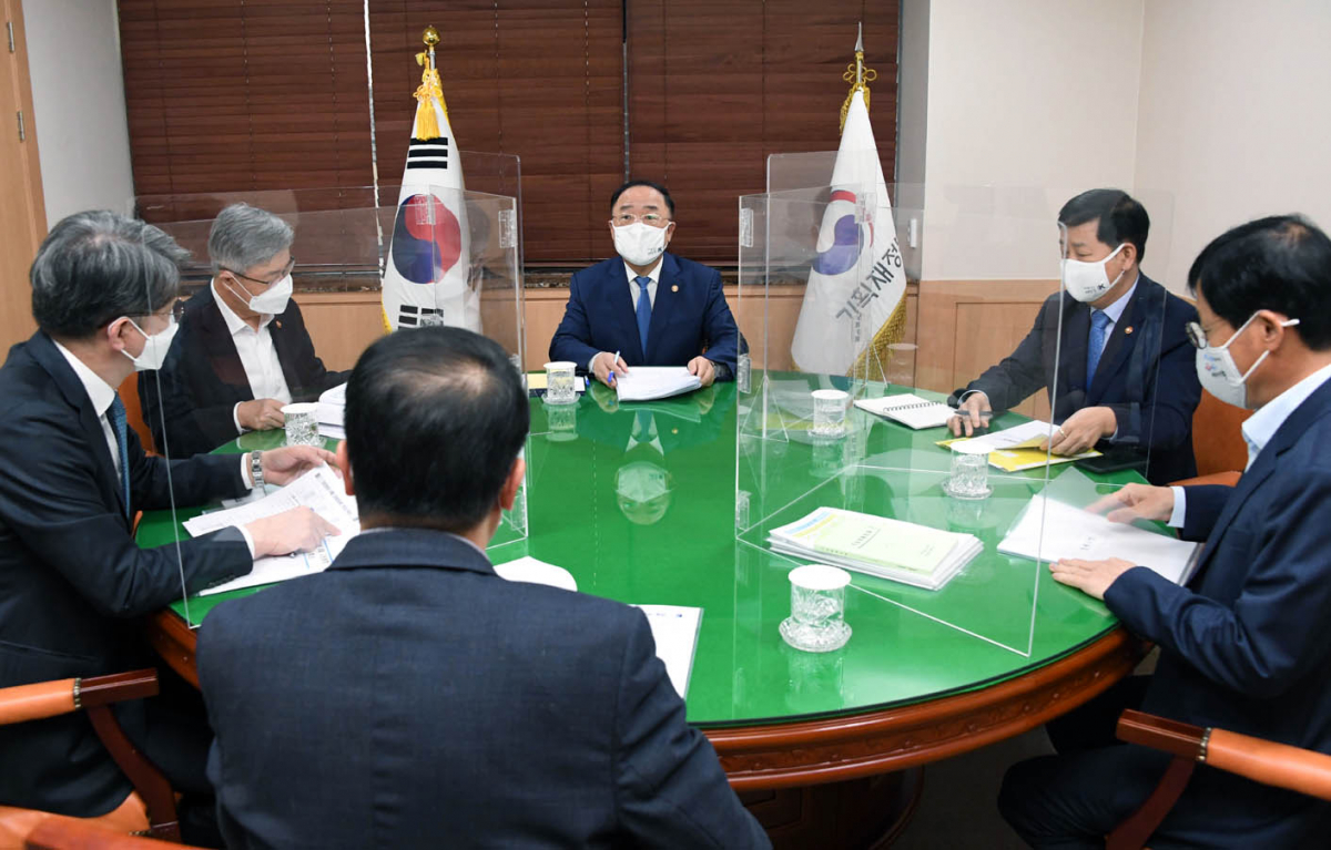 ▲홍남기 경제부총리 겸 기획재정부장관(오른쪽 세번째)이 16일 정부서울청사에서 관계장관회의(녹실회의)를 주재하고 있다. (사진제공=기획재정부)