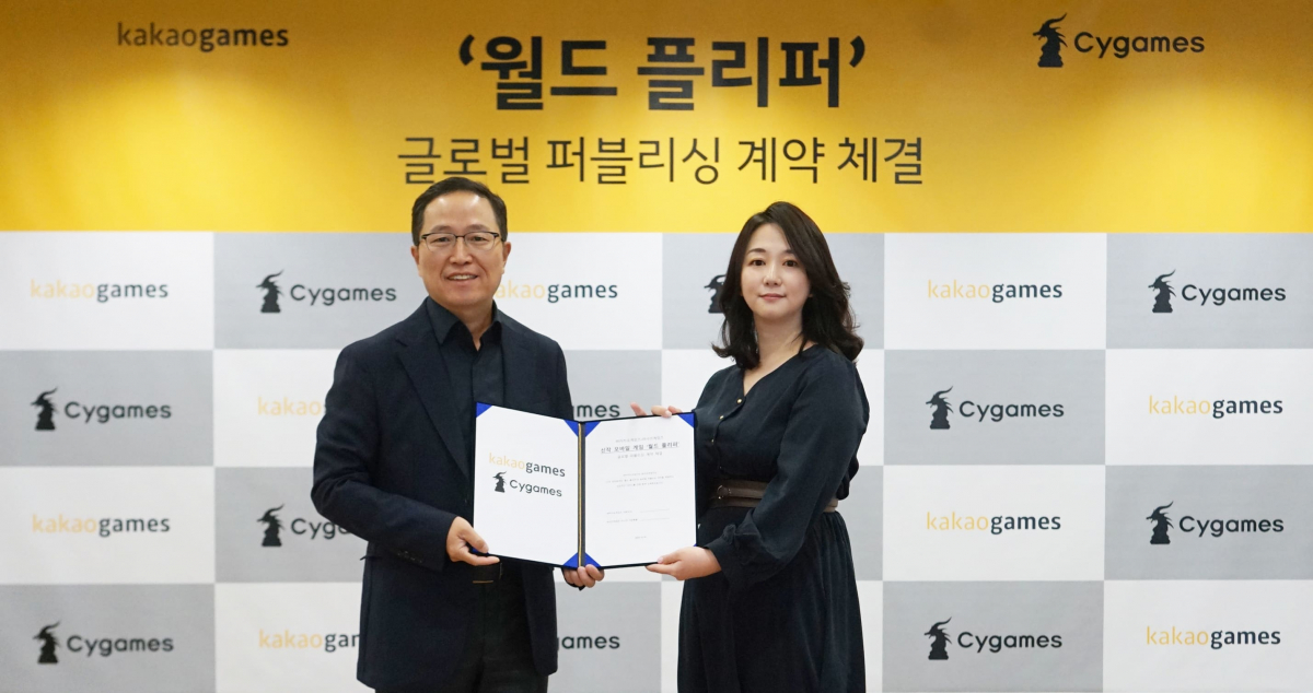 ▲조계현 카카오게임즈 각자 대표(왼쪽), 오부세 유카 사이게임즈  아시아사업 총괄이 계약 체결 후 기념촬영을 하고 있다.  (사진제공=카카오게임즈)