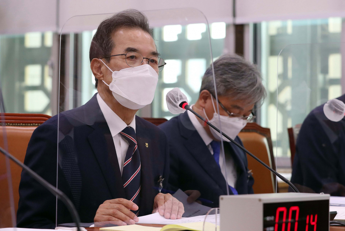 ▲이성희 농협중앙회장이 16일 서울 여의도 국회에서 열린 농림축산식품해양수산위원회의 농협중앙회, 농협금융지주 등에 대한 국정감사에 출석해 의원 질의에 답하고 있다. (뉴시스)
