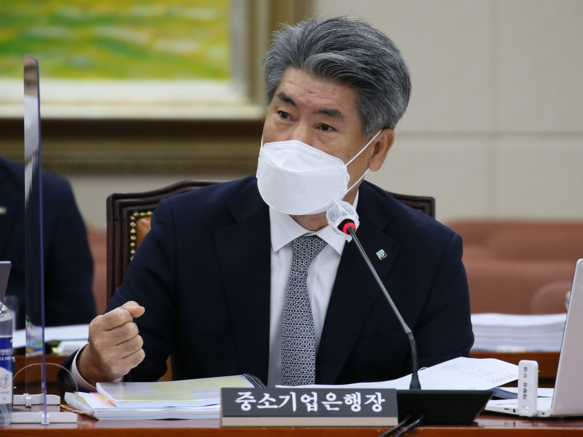 ▲16일 윤종원 기업은행장이 정무위 국감에서 답변하고 있다. (사진= 연합뉴스)