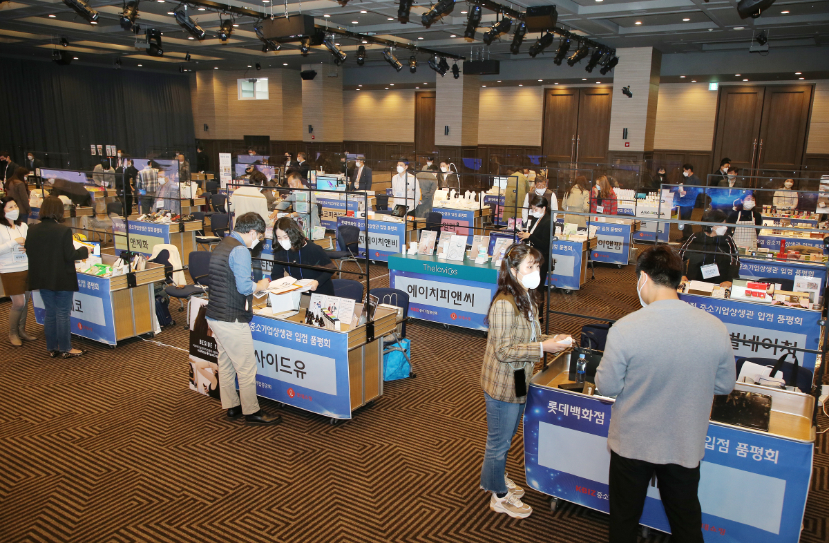 ▲중소기업중앙회(중기중앙회)와 롯데쇼핑이 중소기업상생관 입주업체 선정을 위한 품평회를 16일 개최했다. (사진제공=중소기업중앙회)