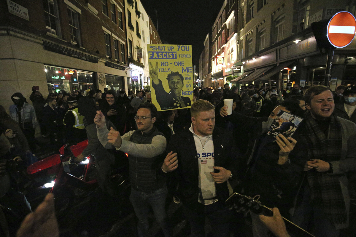 ▲영국 런던에서 16일(현지시간) 주민이 당국의 신종 코로나바이러스 감염증(코로나19) 대응 단계 격상을 하루 앞두고 거리에서 마스크를 착용하지 않고 돌아다니고 있다. 런던/AP뉴시스