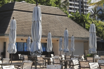 ▲15일(현지시간) 하와이 호놀룰루 와이키키에 있는 야외 레스토랑의 파라솔이 접힌 채 있다. 와이키키/AP연합뉴스