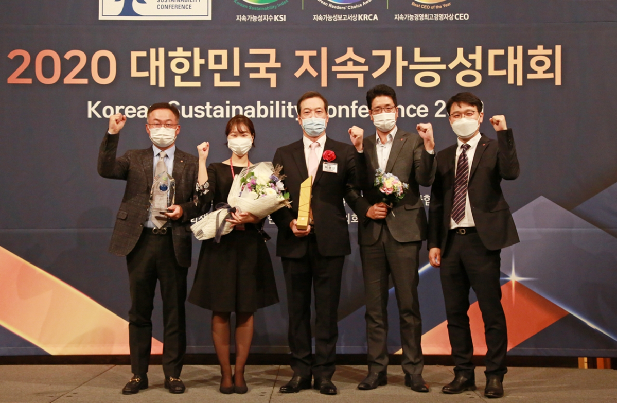 ▲롯데홈쇼핑은 이달 16일(금) 서울 중구 롯데호텔에서 진행된 '대한민국 지속가능성대회'에서 홈쇼핑 부문 우수기업 1위와 최고경영자상을 수상했다. 

(왼쪽부터 첫 번째 롯데홈쇼핑 오갑렬 준법경영부문장, 세 번째 이완신 대표, 네 번째 신성빈 기획부문장)  (롯데홈쇼핑)