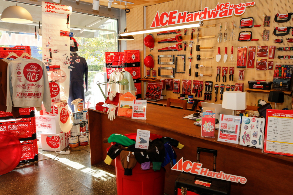 ▲인테리어·건축자재 전문브랜드 에이스 하드웨어를 운영하고 있는 유진홈센터는 에이스하드웨어Ⅹ정음철물에 팝업스토어를 운영한다고 19일 밝혔다. 사진은 팝업스토어 내부.  (사진제공=유진그룹)