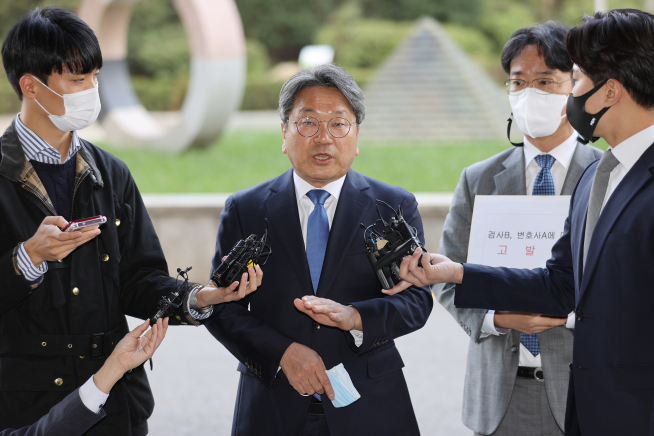 ▲강기정 전 청와대 정무수석이 19일 오전 서울 양천구 남부지검에서 라임자산운용 사건 핵심인물 김봉현 전 스타모빌리티 회장의 입장문에 등장한 성명불상의 검사 및 변호사를 직권남용과 변호사법 위반으로 고발하기 앞서 취재진의 질문에 답하고 있다. (연합뉴스)