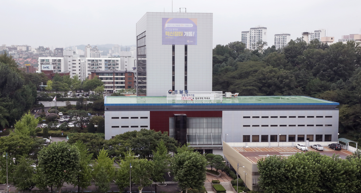 ▲서울 서초구는 지난주 국토교통부에 관내 반포동 서울지방조달청 부지와 서초동 국립외교원 유휴지에 공공주택지구를 지정하려는 계획을 재검토해달라는 공문을 보냈다. 사진은 서울지방조달청 전경. (뉴시스)