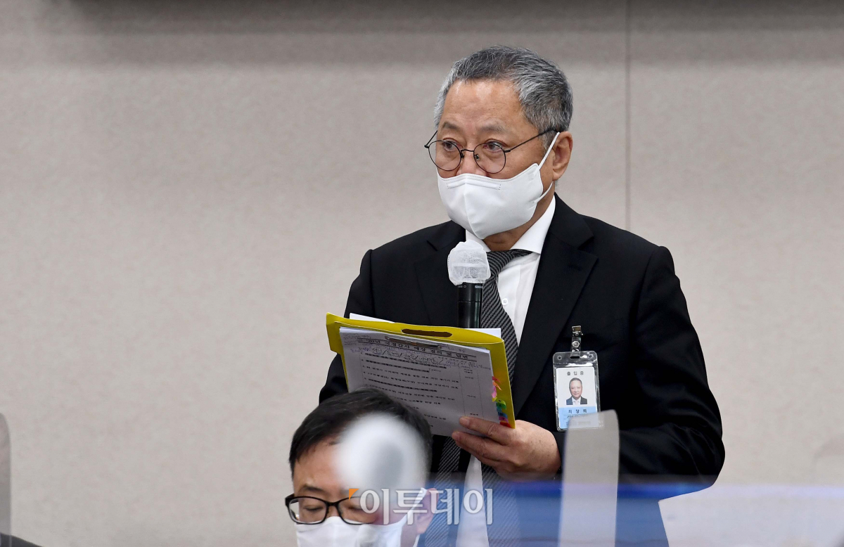 ▲최창희 공영홈쇼핑 대표가 국회에서 열린 중소벤처기업부 산하 공공기관 국정감사에서 의원들의 질의에 답변하고 있다. (신태현 기자 holjjak@)