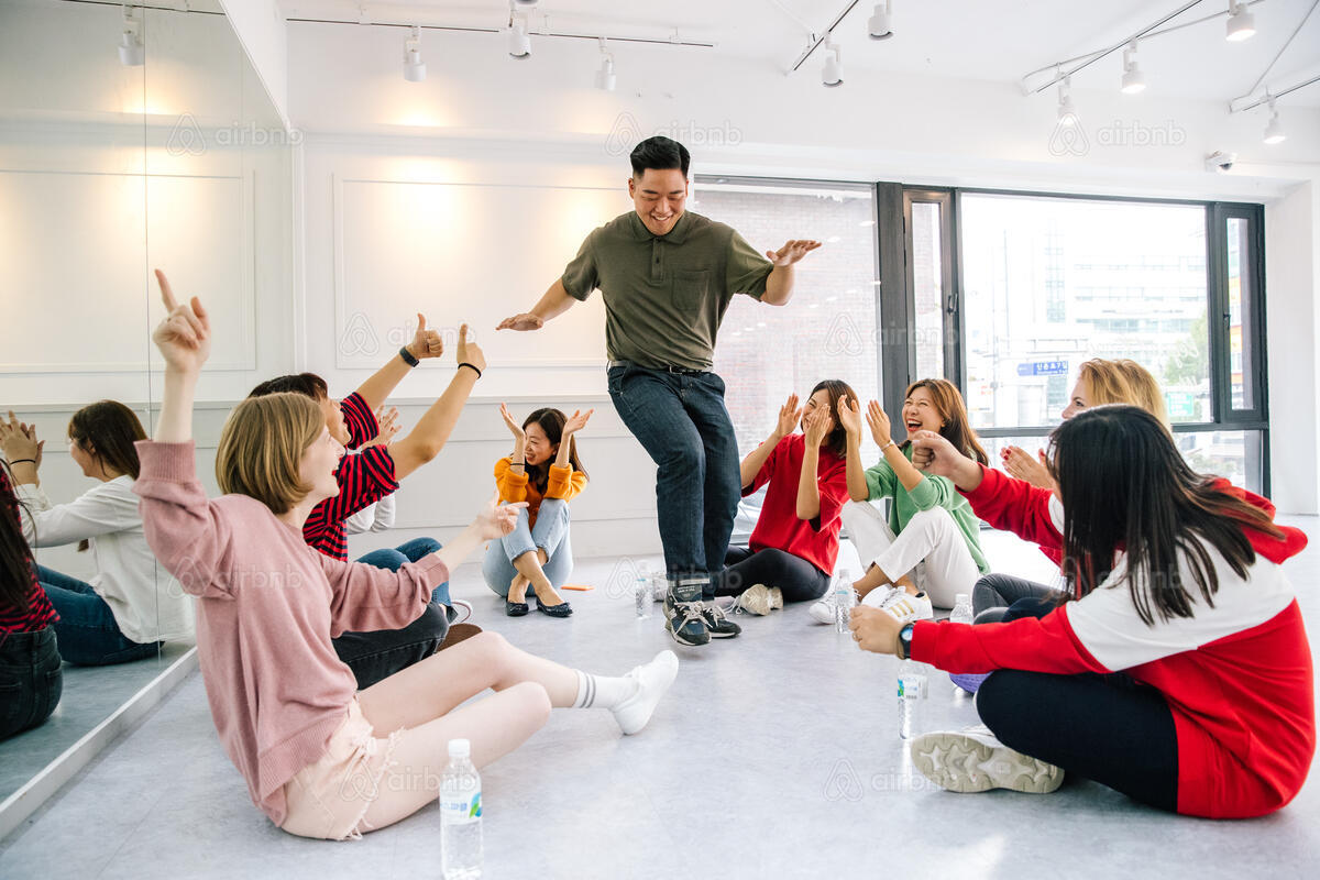 ▲서울에서 열리는 K팝 댄스 체험의 모습. (사진제공=에어비앤비)