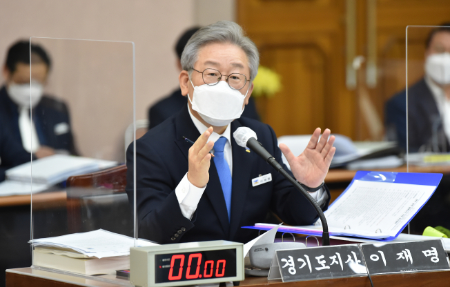 ▲이재명 경기도지사가 19일 오전 경기도 수원시 팔달구 경기도청에서 열린 국회 행정안전위원회의 경기도에 대한 국정감사에서 의원들 질의에 답변하고 있다. (연합뉴스)