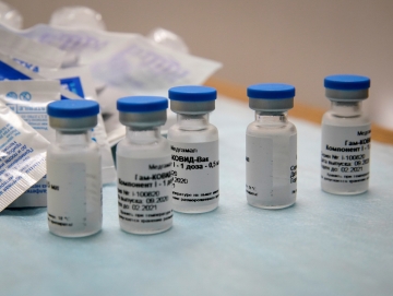 ▲러시아가 세계 최초로 내놓은 자체 개발 신종 코로나바이러스 감염증(코로나19) 백신 ‘스푸트니크V’가 러시아 트베리의 한 병원 테이블에 놓여져 있다. 트베리/로이터연합뉴스

