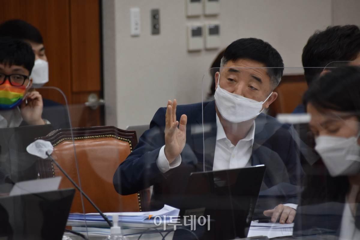 ▲강득구 더불어민주당 의원이 교육부로부터 제출받은 '지난 5년간 대학 내 실적물 미제출 자체 연구과제 현황'에 따르면 최근 5년간 전국 11개 국립대학에서 연구실적물을 미제출하고도 지원받은 연구비를 반환하지 않은 건수는 전체 180건에 달했다. (제공=강득구 의원실)