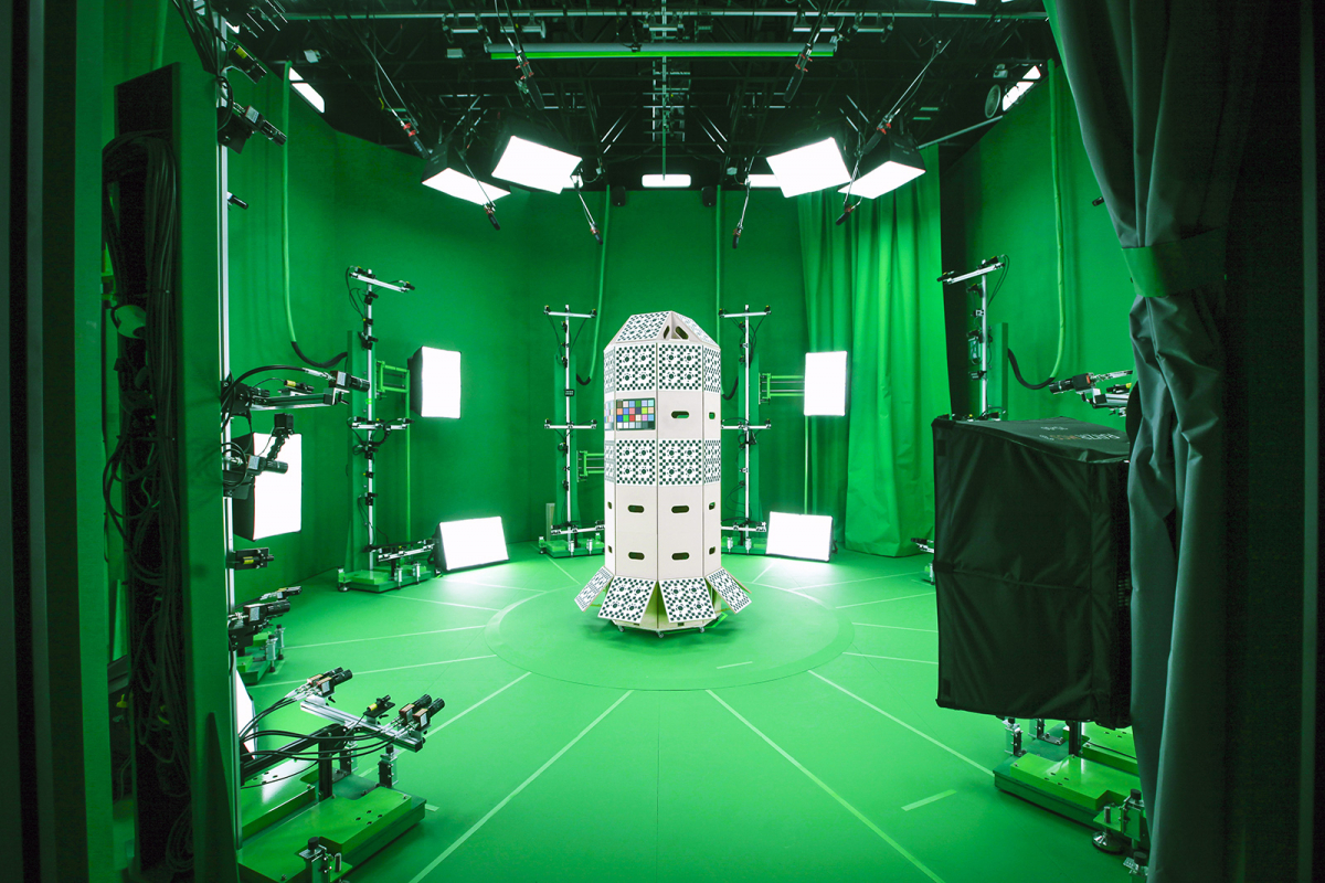 ▲SK텔레콤이 본사 T타워에 구축한 혼합현실 제작소 점프스튜디오 전경과 내부 모습.  (사진제공=SKT)