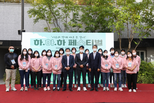 ▲SH공사는 20일 서울 구로구 항동하버라인 3단지 ‘작은도서관’을 개관했다고 밝혔다. 개관식 직후 참석자들이 기념촬영을 하고 있다. (사진제공=SH공사)