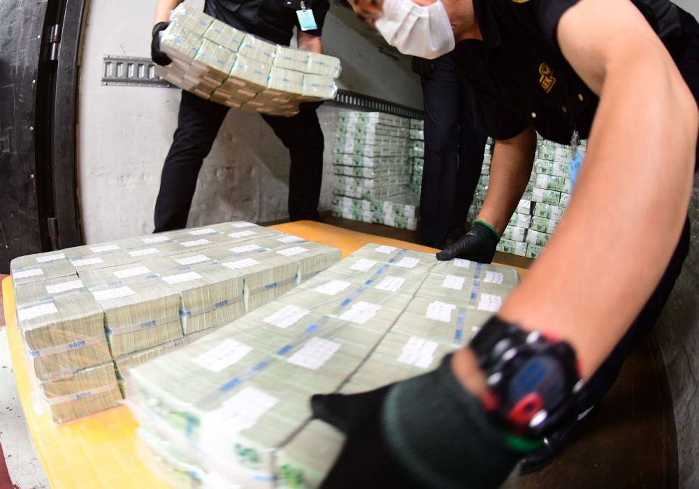 ▲추석을 일주일여 앞둔 9월24일 오전 서울 강남구 한국은행 발권국에서 현금운송 관계자들이 시중은행에 공급될 추석자금 방출 작업을 하고 있다. 2020.09.24. 사진공동취재단 (이투데이DB)