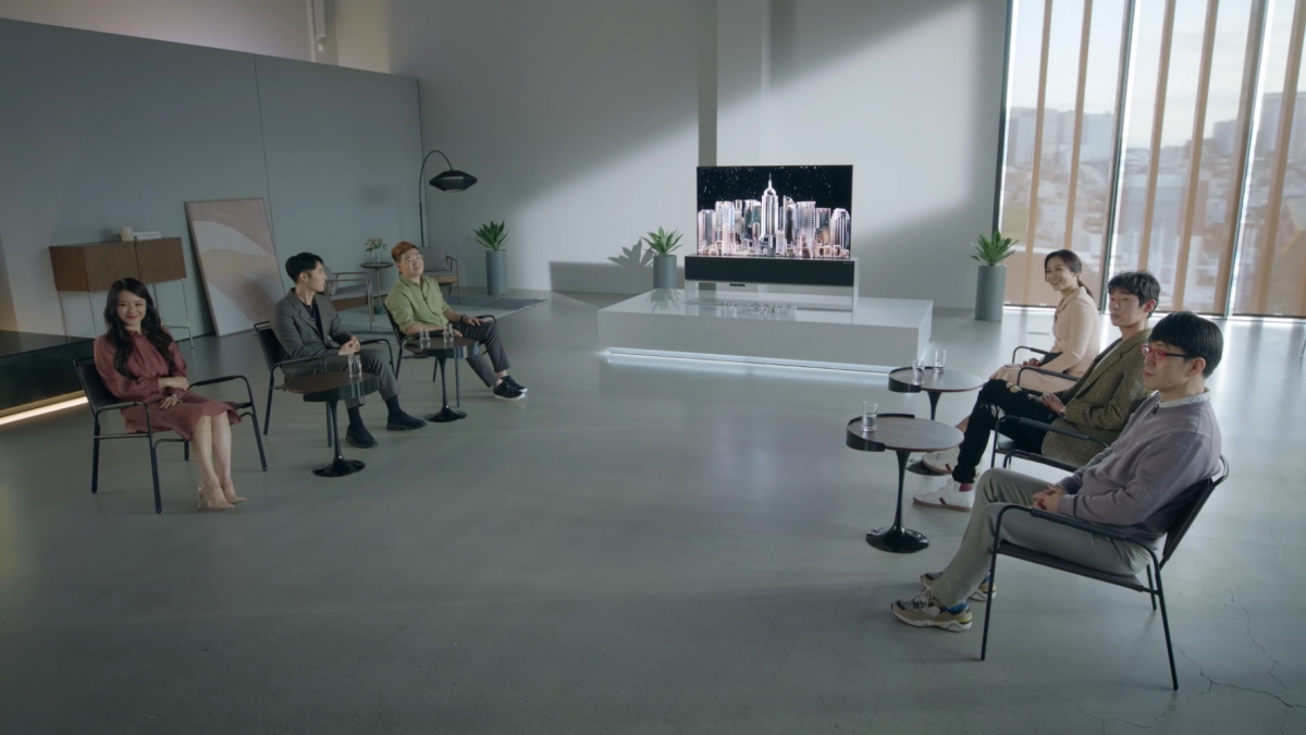 ▲LG전자가 세계 최초 롤러블 TV LG 시그니처 올레드 R(LG SIGNATURE OLED R, 모델명: RX)를 국내 시장에 본격 출시했다. LG전자는 국내 주요 프리미엄 가전 매장에 제품을 진열하고 판매를 시작한다. 제품 출하가는 1억 원이다. LG전자는 이날 온라인으로 LG 시그니처 올레드 R 론칭 행사를 진행했다. (사진제공=LG전자)