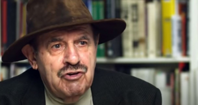 ▲서체 디자이너 에드 벵기어트가 2016년 7월 31일(현지시간) 서체디자이너클럽(TDC)와 인터뷰하고 있다. 벵기어트가 15일 자택에서 별세했다. 출처 TDC 유튜브 동영상 캡처