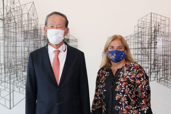 ▲허창수 전경련 회장(왼쪽)이 20일 전경련을 방문한 마리아 카스티요 페르난데즈 신임 주한유럽연합(EU) 대사와 만나 한-EU간 경제통상 현안 등에 대해 논의했다. (사진제공=전경련)