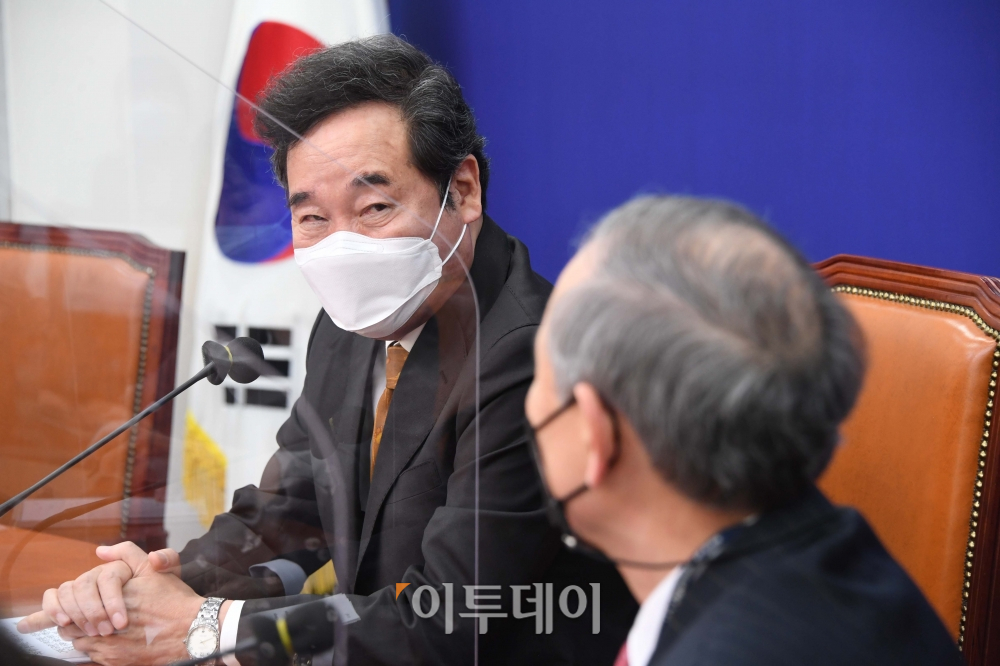 ▲이낙연 더불어민주당 대표가 20일 오전 서울 여의도 국회에서 해리 해리스 주한 미국대사를 접견해 외교안보 현안 및 한미 양국의 협력방안에 대한 대화를 나누고 있다.  (신태현 기자 holjjak@)