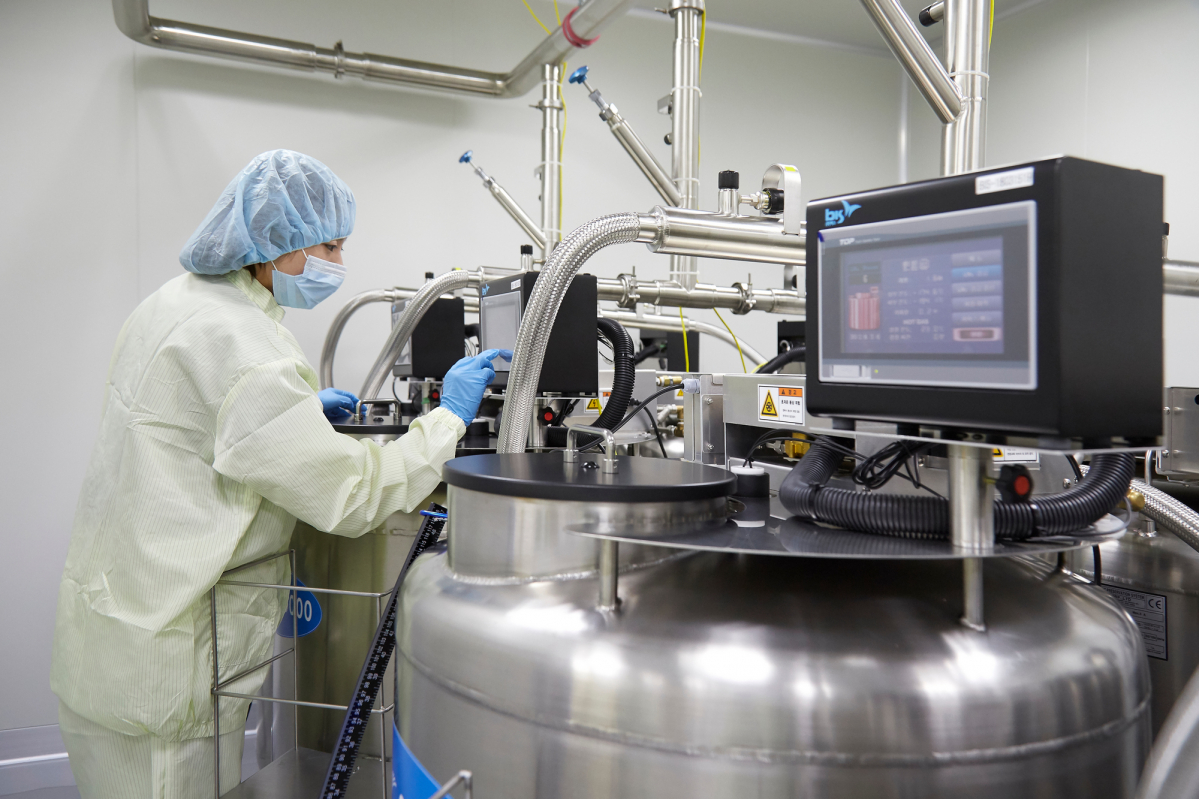 ▲차바이오텍 연구원이 세포보관소의 상태를 확인하고 있다. (사진제공=차바이오텍)