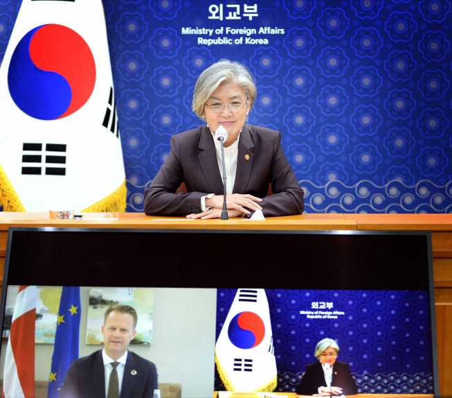 ▲강경화 외교부 장관은 20일 예베 코포드 덴마크 외교장관과 화상회담을 하고 양국 관계 발전 방안과 세계무역기구(WTO) 사무총장 선출 등 상호 관심사에 대해 의견을 교환했다. (사진제공=외교부)