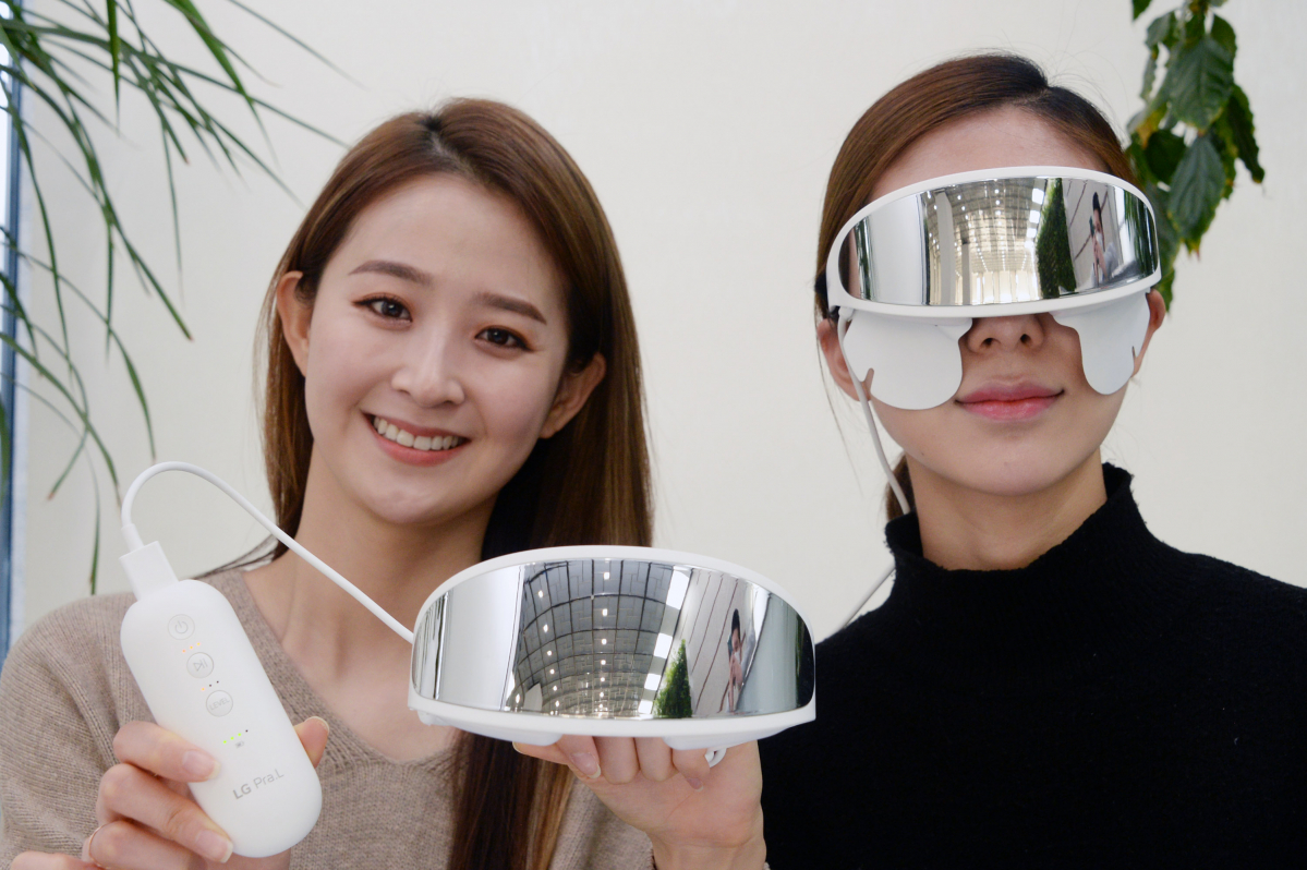 ▲모델들이 LG전자가 새롭게 선보인 눈가 전용 뷰티기기 'LG 프라엘 아이케어(모델명: EWN1)'를 소개하고 있다 (사진제공=LG전자)