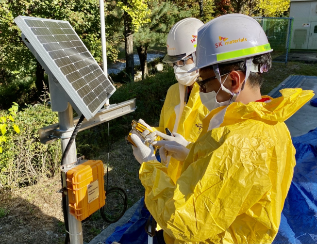 ▲SK머티리얼즈 직원이 영주 공장 내에서 이동형 무선 감지기를 통해 안전점검을 하고 있다. (사진제공=SK머티리얼즈)