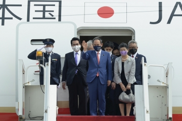 ▲스가 요시히데(가운데) 일본 총리가 20일(현지시간) 인도네시아 자카르타 동부 할림 페르다나쿠수마 공항에 도착하고 있다. 자카르타/AP연합뉴스
