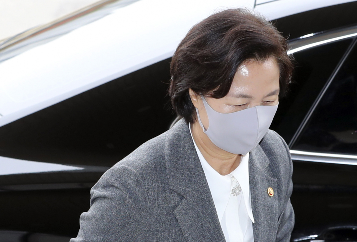 ▲추미애 법무부 장관이 21일 경기도 과천 법무부 청사로 출근하고 있다. (뉴시스)