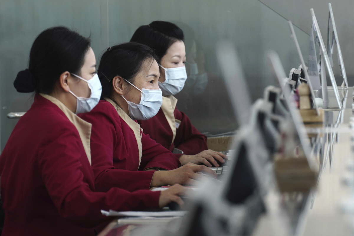 ▲21일(현지시간) 홍콩 국제공항에서 캐세이퍼시픽항공 승무원들이 업무를 보고 있다. 홍콩/AP뉴시스