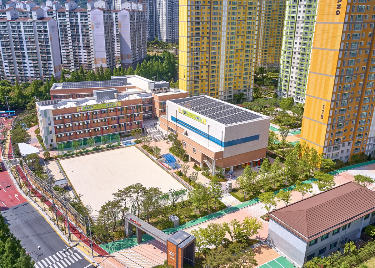 ▲부영주택이 경남 창원시 마산합포구 월영동에 지은 ‘마린애시앙’ 아파트 단지 내 고운초등학교 전경.(사진 제공=부영주택)
