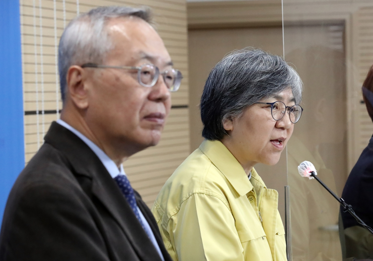 ▲ 정은경 질병관리청장과 김중곤 예방접종피해조사반장(서울의료원 교수)이 21일 오후 충북 청주시 질병청에서 인플루엔자 예방접종 사업 관련 브리핑을 하고 있다. 왼쪽은 김중곤 예방접종피해조사반장(서울의료원 교수). (뉴시스)