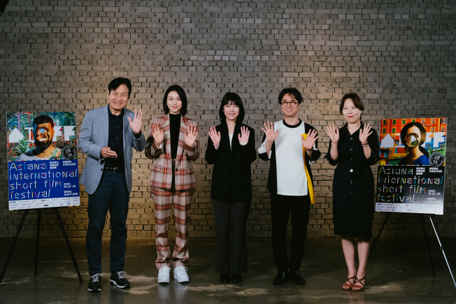 ▲9월 24일 공개된 아시아나국제단편영화제 사전 소개 프로그램 '헬로, 아시프!' 촬영 현장에 참석한 영화제 관계자들이 행사 후 기념촬영을 하고 있다. 왼쪽부터 안성기 집행위원장, 김옥빈 특별 심사위원, 신지우 특별 심사위원, 민규동 심사위원장, 지세연 프로그래머. (사진제공=아시아나항공)